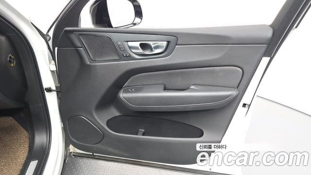 Volvo XC60 2021 — Photo 13/31