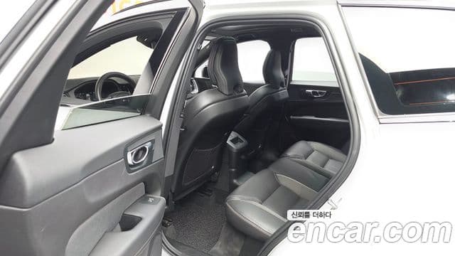 Volvo XC60 2021 — Photo 6/31