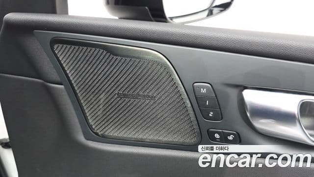 Volvo XC60 2021 — Photo 15/31
