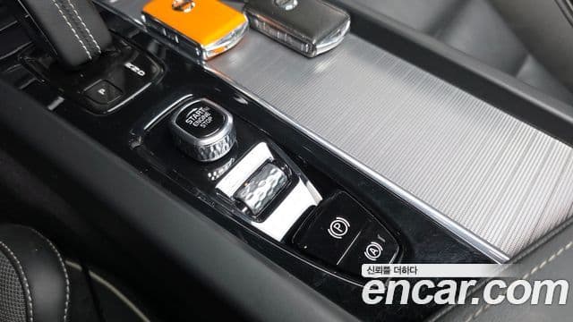 Volvo XC60 2021 — Photo 19/31