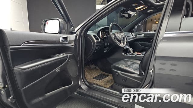 Jeep Grand Cherokee 2018 — Şəkil 10/20