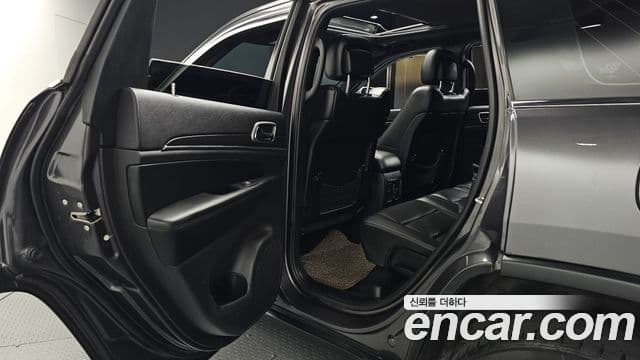 Jeep Grand Cherokee 2018 — Şəkil 12/20
