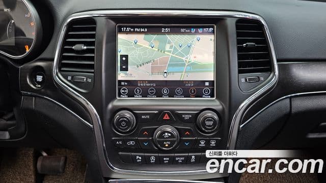 Jeep Grand Cherokee 2018 — Şəkil 14/20