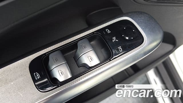 Mercedes-Benz GLC-Class 2023 — Photo 18/33