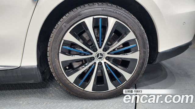 Mercedes-Benz EQE 2023 — ფოტო 17/37