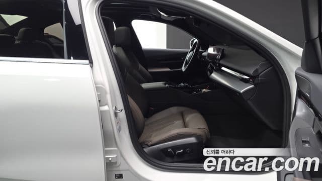 BMW 5 Series 2024 — ფოტო 8/20