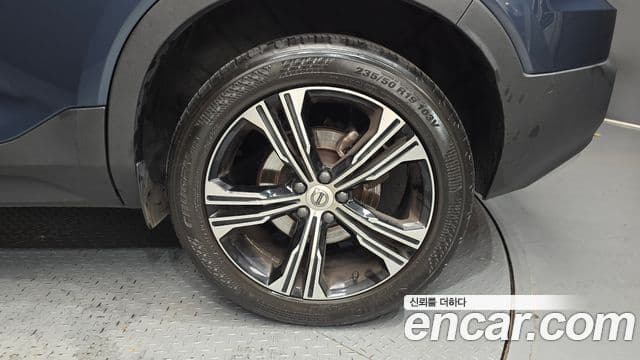 Volvo XC40 2021 — Photo 5/33