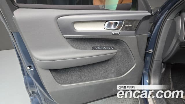 Volvo XC40 2021 — Photo 7/33