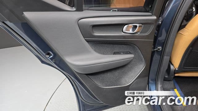 Volvo XC40 2021 — Photo 15/33