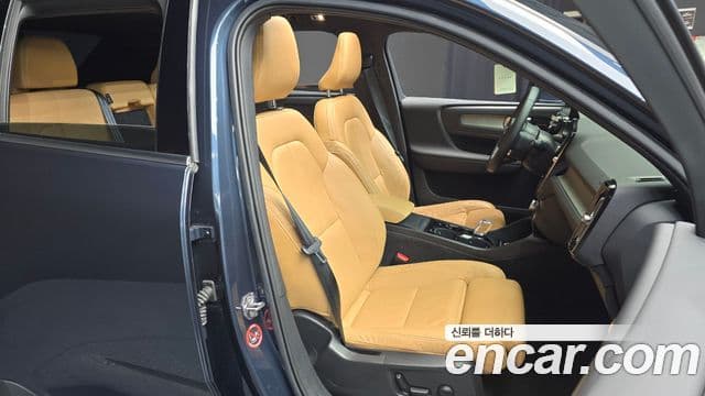 Volvo XC40 2021 — Photo 11/33