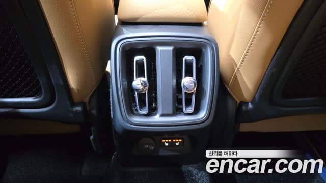 Volvo XC40 2021 — Photo 24/33
