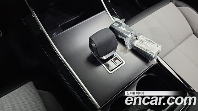 Land Rover Range Rover Velar 2026 — Фото 13/20