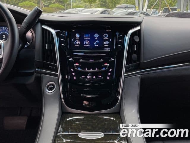 Cadillac Escalade 2019 — Photo 1/17