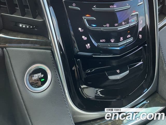 Cadillac Escalade 2019 — Photo 16/17