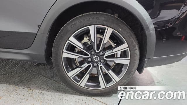 Volvo V60 Cross Country 2024 — ფოტო 31/35