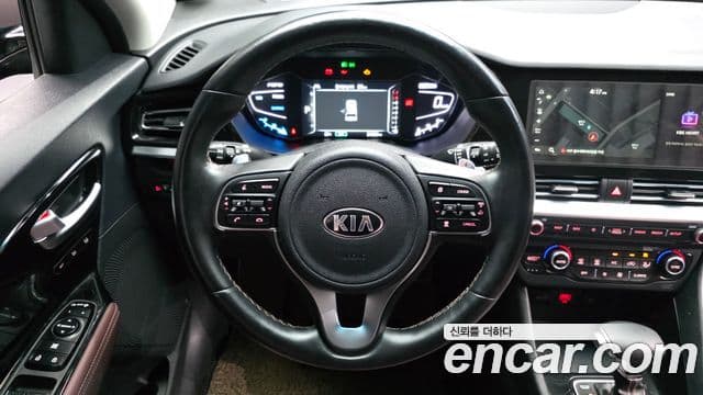 Kia Niro 2021 — ფოტო 13/20