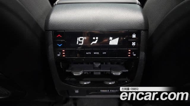 Jeep Grand Cherokee 2022 — ფოტო 19/20
