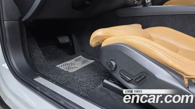 Volvo XC60 2019 — Şəkil 13/20