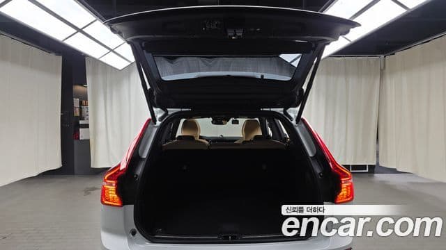 Volvo XC60 2019 — Şəkil 16/20