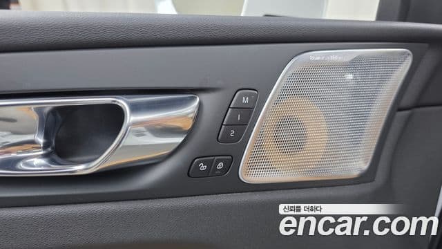 Volvo XC60 2019 — Şəkil 20/20
