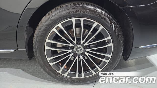 Mercedes-Benz S-Class 2021 — Photo 12/32