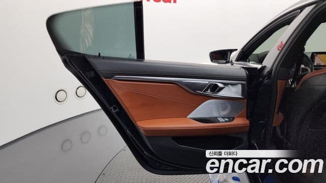 BMW 8 Series 2024 — Photo 19/35