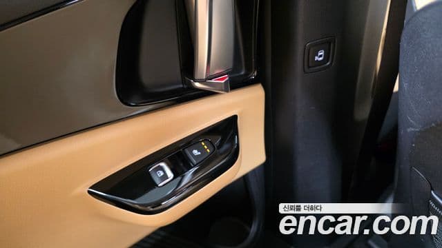 Kia Carnival 2023 — ფოტო 18/20