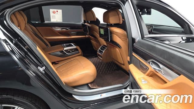 BMW 7 Series 2019 — Фото 12/20