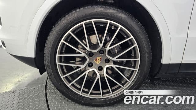 Porsche Cayenne 2022 — ფოტო 4/20