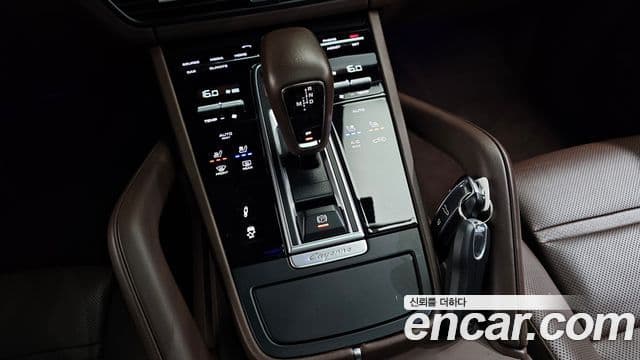 Porsche Cayenne 2022 — ფოტო 18/20