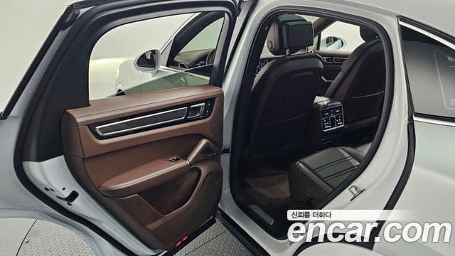 Porsche Cayenne 2022 — ფოტო 19/20
