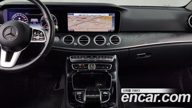 Mercedes-Benz E-Class 2018 — ფოტო 14/20
