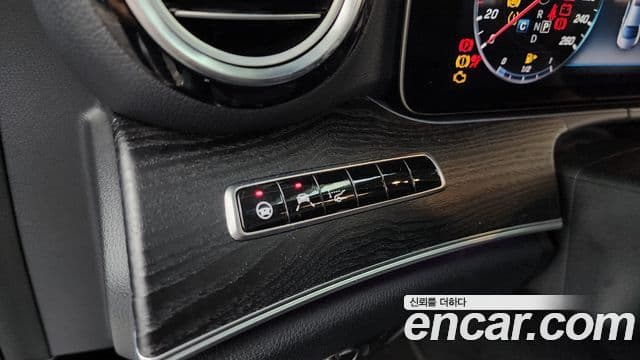 Mercedes-Benz E-Class 2018 — ფოტო 16/20