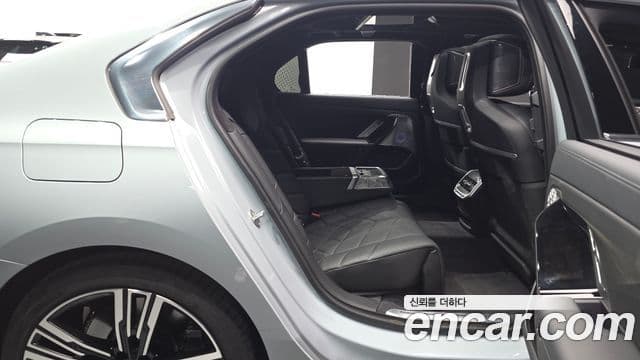 BMW 7 Series 2023 — ფოტო 12/20