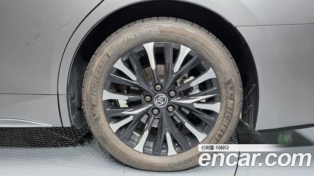Toyota Alphard 2025 — Photo 12/36