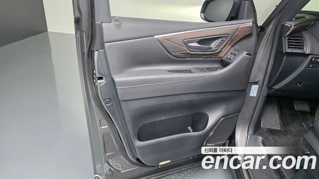 Toyota Alphard 2025 — Photo 29/36
