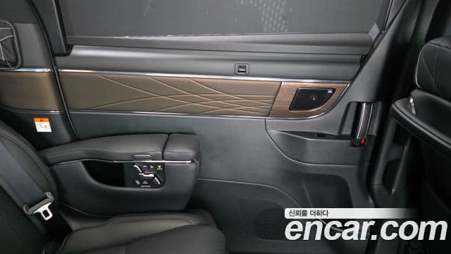Toyota Alphard 2025 — Photo 6/36