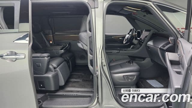 Toyota Alphard 2025 — Photo 15/36