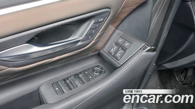 Toyota Alphard 2025 — Photo 30/36
