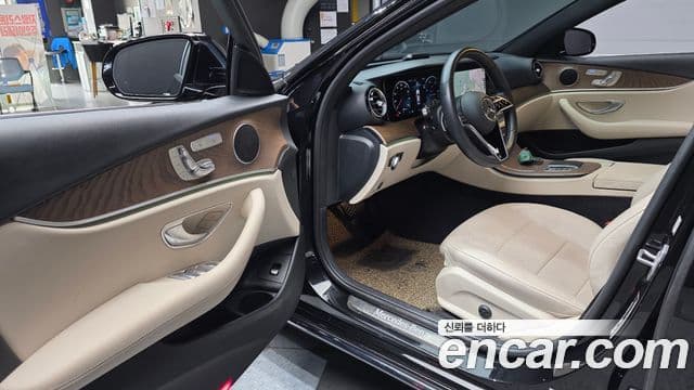 Mercedes-Benz E-Class 2021 — Фото 10/20