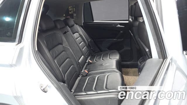 Volkswagen Tiguan 2018 — Şəkil 12/20