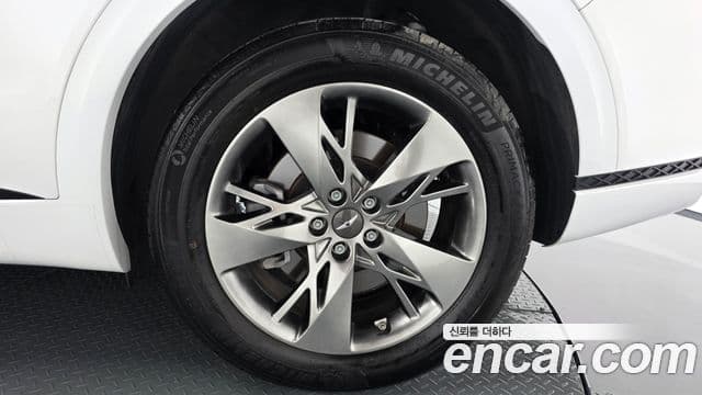 Genesis GV70 2021 — ფოტო 33/34