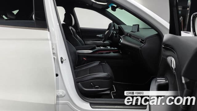 Genesis GV70 2021 — ფოტო 25/34