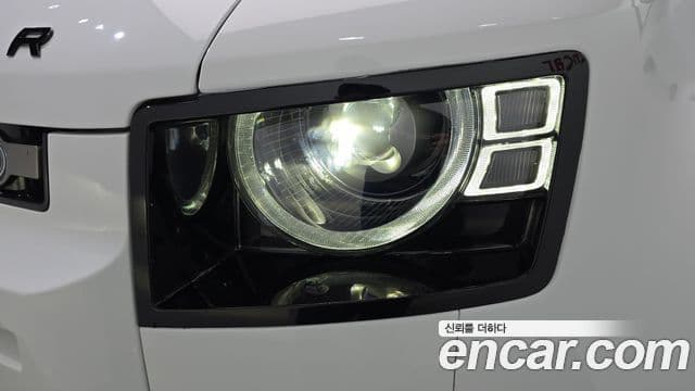 Land Rover Defender 2022 — Photo 20/31
