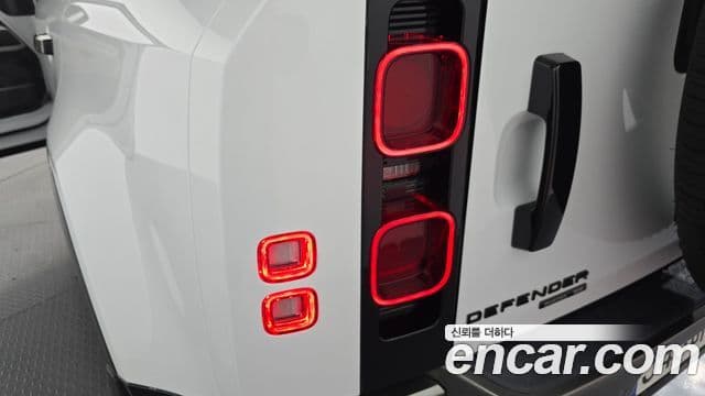 Land Rover Defender 2022 — Photo 13/31
