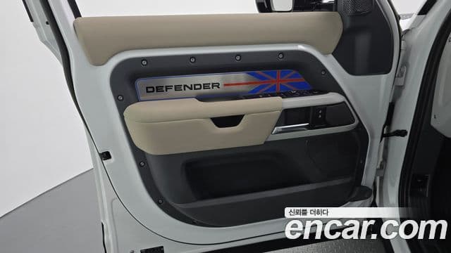 Land Rover Defender 2022 — Photo 3/31