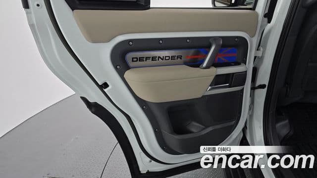 Land Rover Defender 2022 — Photo 25/31