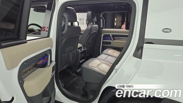 Land Rover Defender 2022 — Photo 14/31