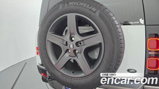 Land Rover Defender 2022 — Photo 1/31
