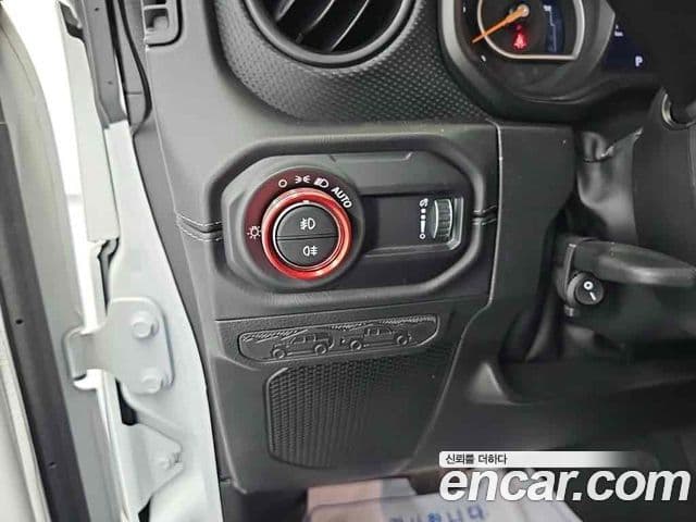 Jeep Wrangler 2025 — ფოტო 17/19